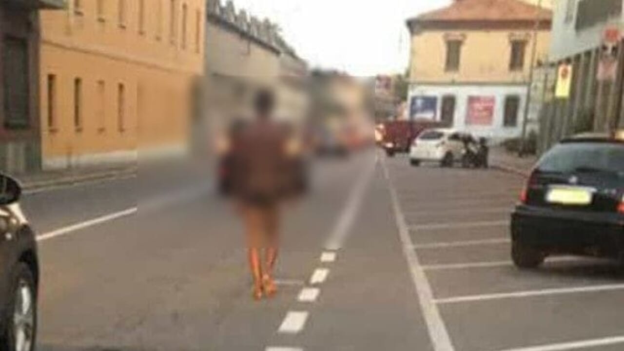 D In Escandescenze Si Denuda Ed Aggredisce I Passanti La Polizia Di