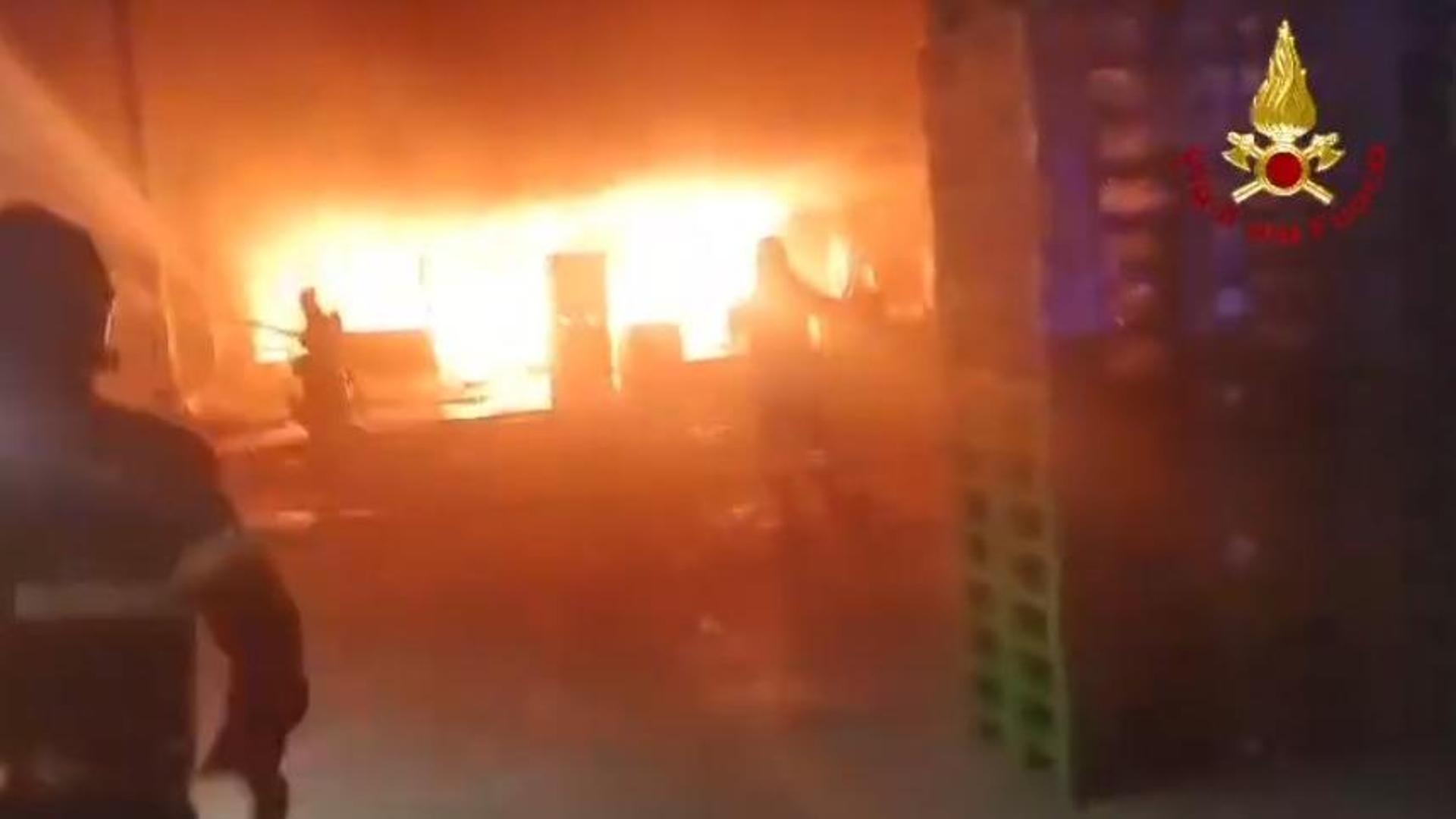 Incendio Devasta L Inalca Di Reggio Emilia Nella Notte Video Qemt