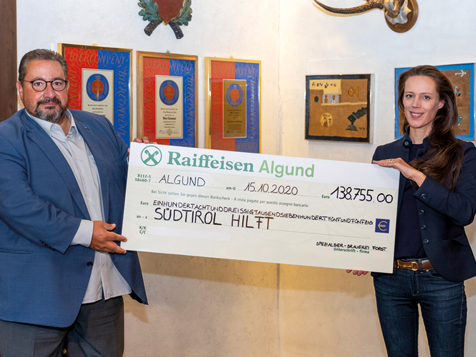 Un brindisi alla 1ª edizione dell’OktoberFORST con una donazione di oltre 138.000 euro a “L’Alto Adige aiuta”