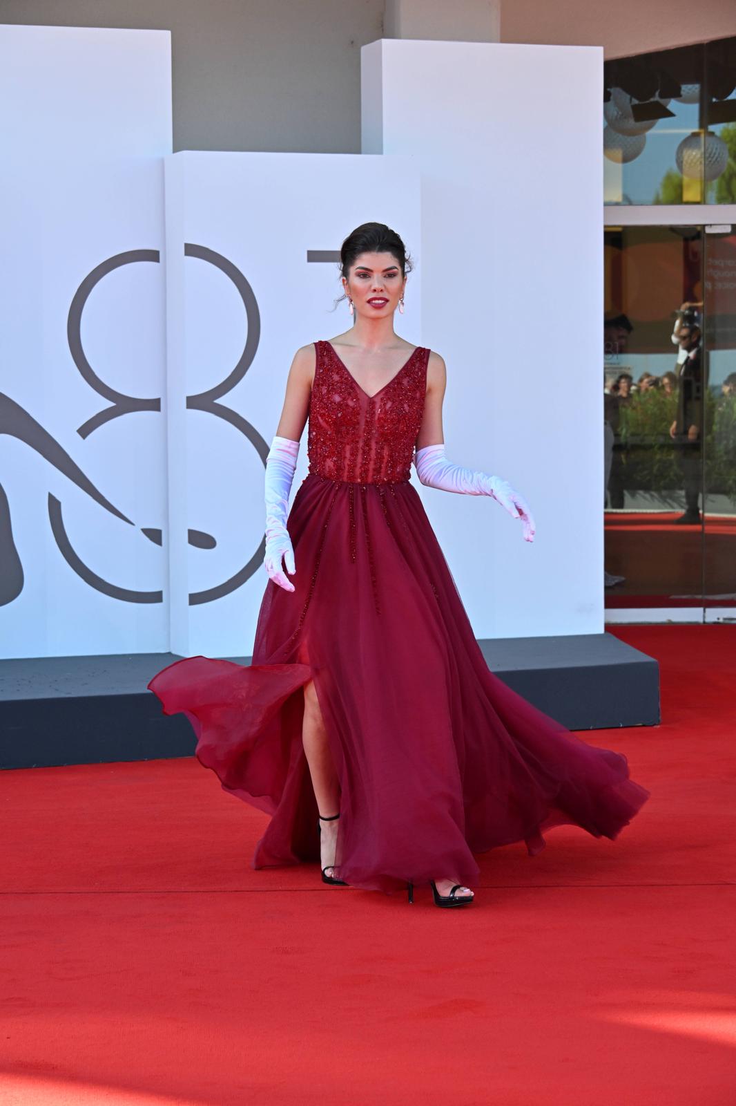 Sophia Ari ispira al red carpet