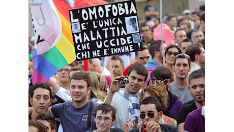 Giornata contro l'omofobia Mattarella: «Viola i diritti umani»