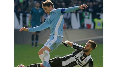 Pjanic 'calpesta' la maglia della Lazio: tifosi biancocelesti furiosi sui social