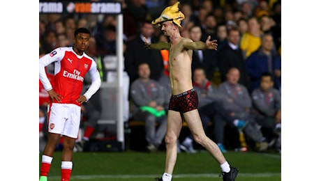 Sutton United-Arsenal, un tifoso entra in campo con la maschera di una giraffa