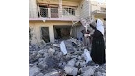 Bagdad accusa: Decine civili morti in raid su bastione Isis