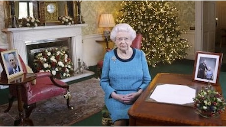 Regno Unito, la Regina diserta la messa di Natale. Buckingham Palace: solo un raffreddore