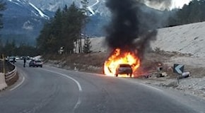 Cortina, auto in fiamme: famiglia salvata dalla polizia