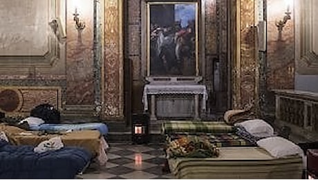 Roma, letti e coperte sotto l'altare: nella chiesa di San Calisto un riparo per i senzatetto