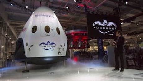 SpaceX, nel 2018 due turisti intorno alla luna