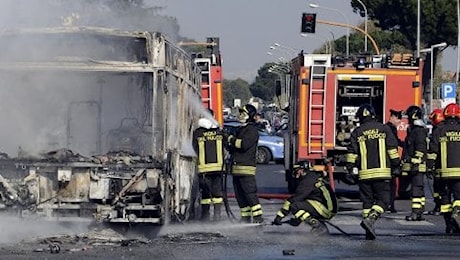 Il rogo infinito dei bus nella palude di Roma: così il carrozzone Atac va sempre più a fondo