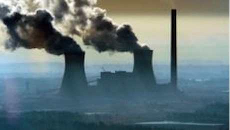 Crolla il consumo di carbone: in un anno dimezzato i nuovi impianti