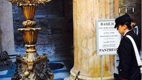 Roma, danneggia due candelabri al Pantheon: donna fermata