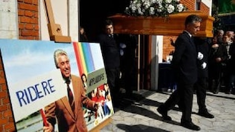Milano, i funerali del Mago Zurlì: peperoncino tra i fiori. Amava il cibo, pensava a un film sull'obesità infantile