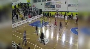 Lecce, blitz degli incappucciati nel match di basket: sprangate ai tifosi del Taranto