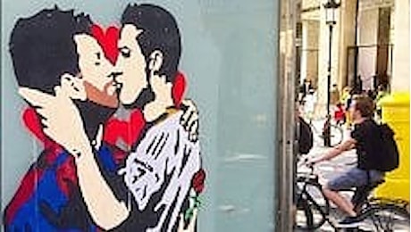 'L'amore è cieco': il bacio tra Messi e Ronaldo, ma è solo un dipinto a Barcellona