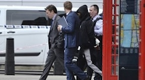 Londra, uomo bloccato davanti a Westminster: arrestato con accusa di terrorismo