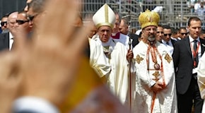 Il Cairo, 30mila alla messa del Papa: L'unico estremismo sia la carità. Media egiziani: Con Al-Sisi ha parlato di Regeni