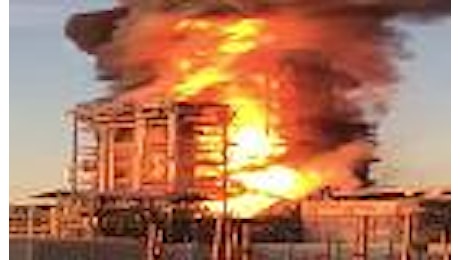 Esplode raffineria dell'Eni nel Pavese: impianto in fiamme, i primi momenti