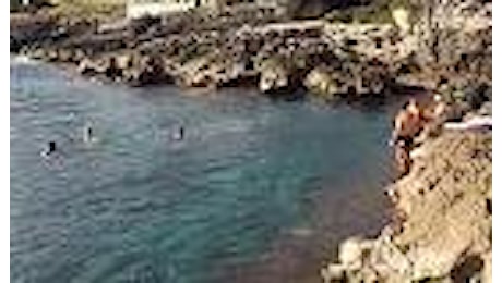 Salento, il bagno in mare a tre settimane da Natale