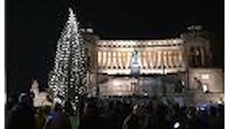 Roma, Raggi accende l'albero di Natale con il countdown dei bambini