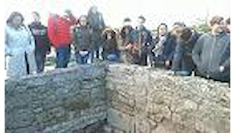Paestum, studenti sullo scavo in corso nella casa greca