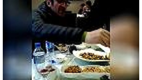 Cina, Ferrara al ristorante: cena con vermi e api e dedica speciale alla cameriera