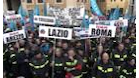 Roma, Vigili del Fuoco in piazza: Vogliamo stipendi come quelli degli altri corpi''