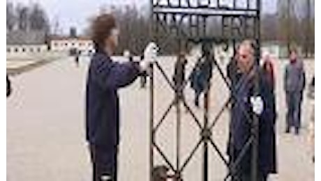 Dachau: l'insegna di ferro rubata tre anni fa è tornata al campo