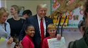 Trump a scuola scherza con gli alunni: Da grandi non fate i politici