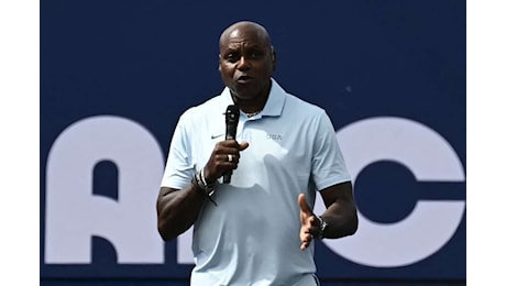 Carl Lewis strappa la foto di Donald Trump dopo averci disegnato le corna