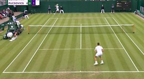Wimbledon, lo spettacolare diritto in corsa di Berrettini contro Fucsovics: gli highlights del match