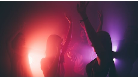 Violentata nel bagno di una discoteca: l'incubo di una ragazza di 27 anni durante la serata con gli amici