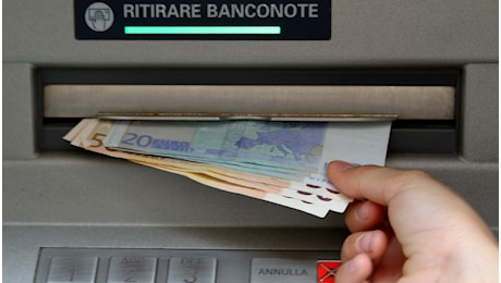 Sportelli bancomat, continua la scomparsa dai comuni di tutta Italia: i numeri e le cause