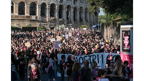 Violenza donne, partito il corteo di 'Non una di meno' a Roma: in migliaia in piazza