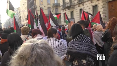 L'applauso ai giovani di Amsterdam durante il corteo pro Palestina a Milano