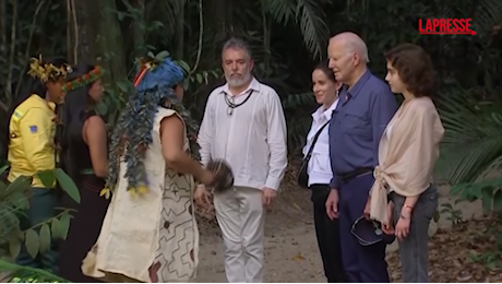 VIDEO Brasile, Biden in Amazzonia: è la prima volta per un presidente americano