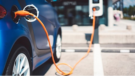 Consumatori, in Italia costi di ricarica più alti per l’e-automotive: “Siamo in ritardo”