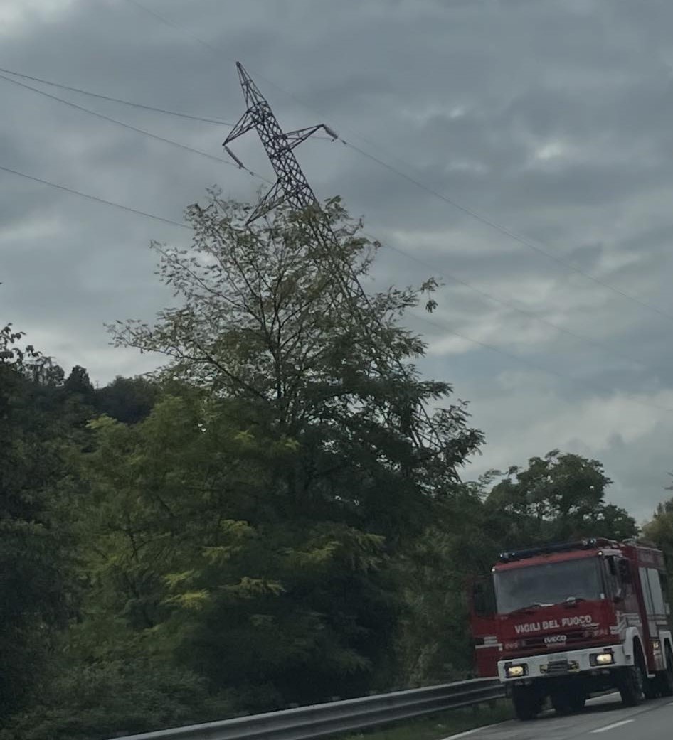 Tralicci Pericolanti A Nembro: Chiusa La Statale Della Valle Seriana (bjlh)