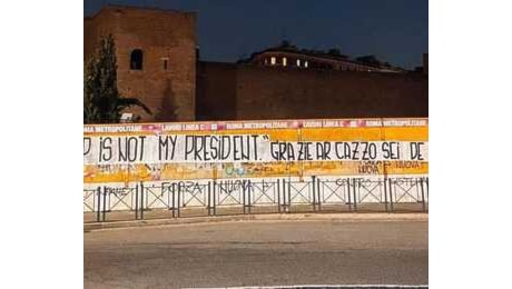 'Trump is not my president', e poi l'aggiunta. Rimosso striscione a Roma