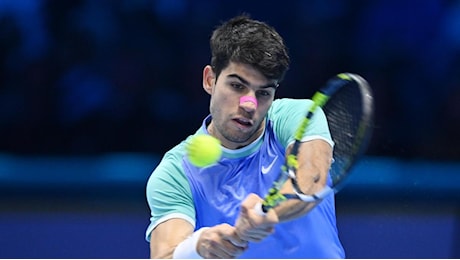 Atp Finals, Alcaraz-Rublev risultato 6-3 7-6: Carlos rientra in corsa a Torino con la fascetta rosa sul naso