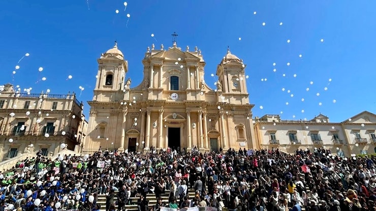 Per Sara, il cordoglio di Noto in corteo silenzioso. Uniti nel dolore, basta violenze di genere - SiracusaOggi.it Per Sara, il cordoglio di Noto in corteo silenzioso. Uniti nel dolore, basta violenze di genere - SiracusaOggi.it