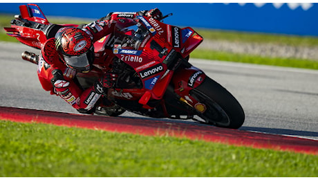 MotoGp Barcellona, Bagnaia vince la sprint race: Martin terzo, il vantaggio dello spagnolo si riduce a 19 punti. Il mondiale si decide domani