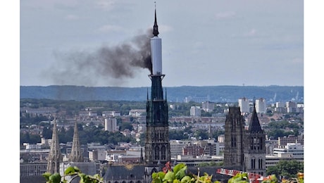 Vasto incendio nella cattedrale di Rouen, divorata dalle fiamme la guglia