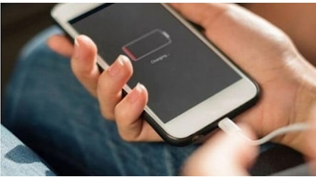 Caricabatterie “scomparsi” dalle confezioni dei cellulari: ora bisogna comprarli. «Così si evitano rifiuti elettronici», ma è polemica