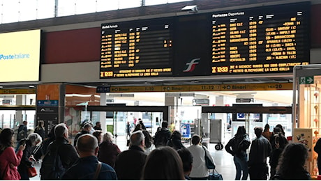 Lunedì nero a Porta Nuova, la rabbia dei passeggeri: ritardi fino a 2 ore sui treni Torino-Milano