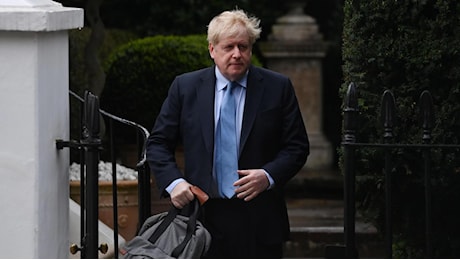 Le rivelazioni nelle memorie di Boris Johnson: il “bluff” sulla Brexit, il cancro della Regina, la cimice “di Netanyahu in bagno”