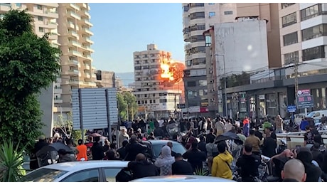 Libano, il momento del crollo di un edificio dopo l’attacco israeliano a Beirut