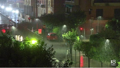 Cronaca meteo diretta - Ancora tanta altra acqua in serata sulla Liguria: temporale a Chiavari - Video