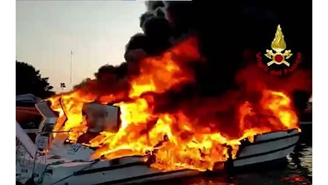 Murano, esplosione in un cantiere navale: due barche houseboat a fuoco. VIDEO