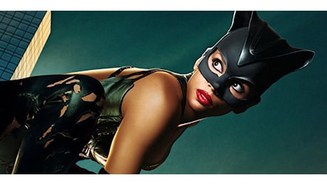 Catwoman: la cronistoria della lunga e complicata realizzazione del film, tra sessismo e i continui cambi di rotta