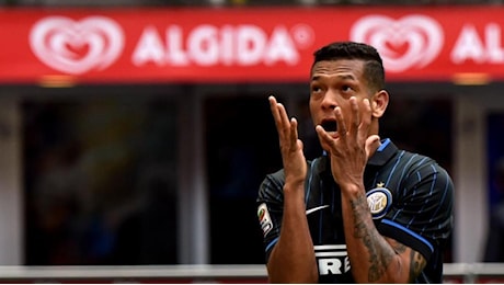 Guarin (ex Inter), la confessione choc: «Cercai di buttarmi dal balcone. Bevevo 70 birre a notte»